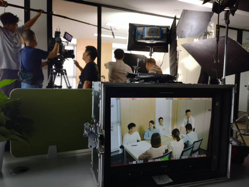 揭东区TVC拍摄公司：科技产品视觉化大师，诠释未来感与功能美学